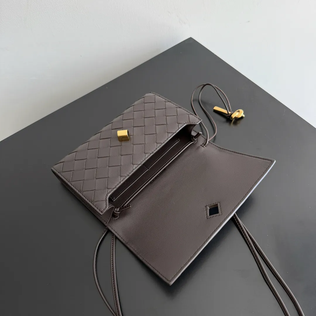 Batch 1560 Bottega Veneta 2025 early autumn series Andiamo handbag, a really good bag, mini crossbody bag, classic woven leather clutch, metallic button and rope closure, simple but not simple, elegant texture, elegant weaving attitude. Style number: 836940 Size: 19*12.6*2cm